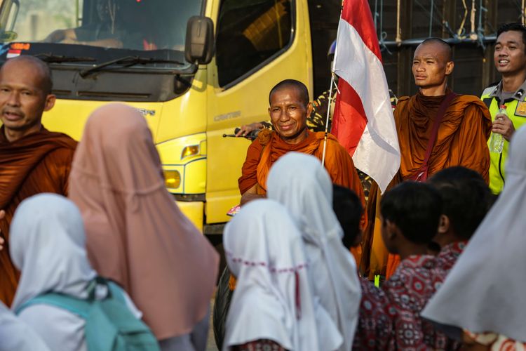 Biksu menjalani ritual thudong kembali melanjutkan perjalanan dari Kota Tegal, Jawa Tengah, Rabu (24/5/2023). Sebanyak 32 biksu jalan kaki dari Thailand menuju Candi Borobudur untuk meyambut Hari Raya Waisak.