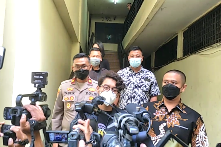 Tersangka kasus penyalahgunaan narkoba, musisi sekaligus aktor Ardhito Pramono sebelum meninggalkan Polres Metro Jakarta Barat untuk menjalani rehabilitasi di RSKO Cibubur, Jakarta Timur, Jumat (21/1/2022).