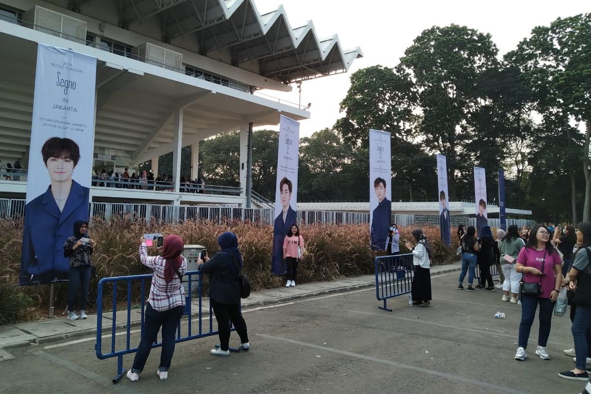 Para penggemar di area konser NUEST di Istora Senayan, Jakarta, Sabtu (3/8/2019) malam.