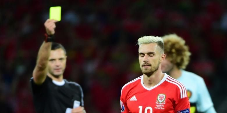 Gelandang Wales, Aaron Ramsey, menerima kartu kuning saat timnya melawan Belgia pada perempat final Piala Eropa di Stade Pierre-Mauroy, Jumat (1/7/2016).