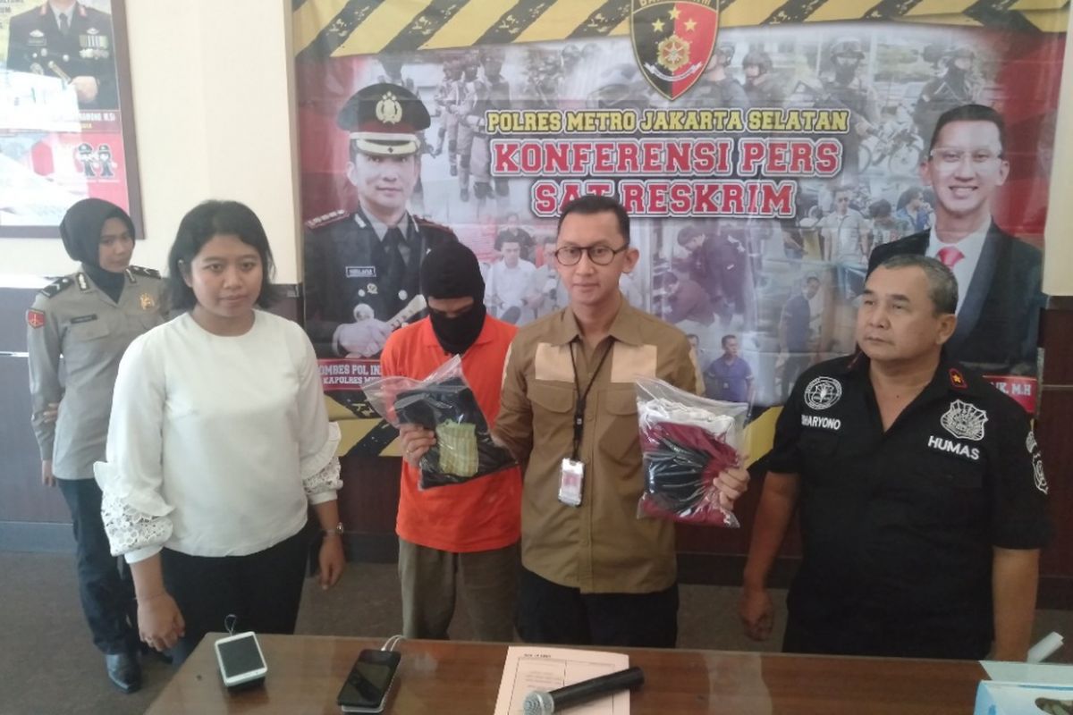 Kasatreskrim Polres Jakarta Selatan, Kompol Andi Sanjaya merilis kasus pencabulan ayah tehadap anak kandung. Rilis dilaksanakan di Mapolres Metro Jakarta Selatan, Rabu (6/3/2019)