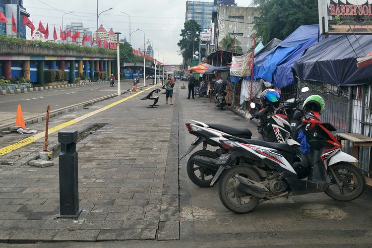 Trotoar Jalan Kramat, Senen, Jakarta Pusat, Jumat (10/1/2020).