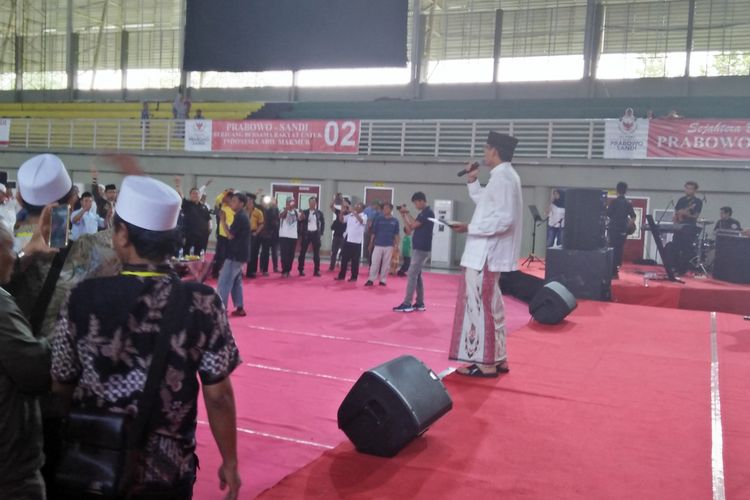 Sandiaga Salahuddin Uno mengenakan sarung tenun yang diberikan oleh warga dalam acara penguatan ekonomi lokal di WEP, Gresik.