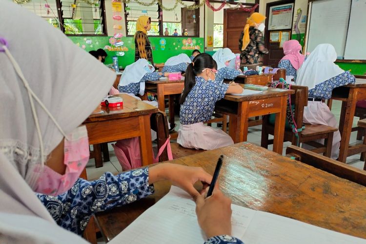 Hari pertama pelaksanaan PTM 100 persen di SDN Johar Baru 01 Pagi, Jakarta Pusat. Murid tampak antusias mengikuti kegiatan belajar mengajar setelah libur panjang Lebaran 2022, Kamis (12/5/2022).