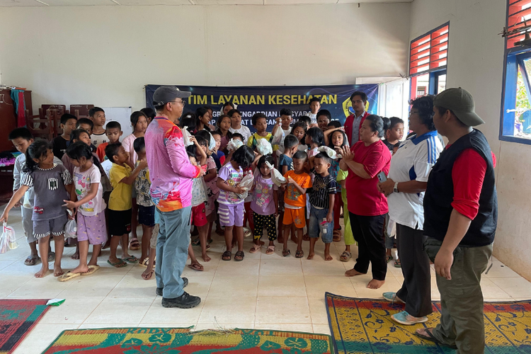 Pendampingan anak-anak terdampak bencana oleh Tim Layanan Kesehatan UKRIDA dalam Program Tanggap Darurat Bencana Kemendikti Saintek di Sumatera Utara.