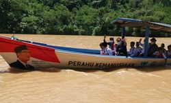 Gubernur Jabar Sediakan Perahu Kemanusiaan, Akses Siswa SDN Ciloma untuk Bersekolah Lebih Mudah 