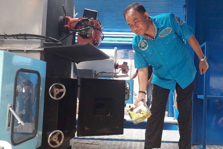 Kepala BNN Komjen Heru Winarko memasukkan barang bukti narkoba ke mesin incinerator untuk dimusnahkan, Jumat (28/6/2019).