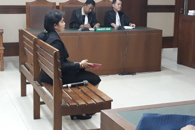Hakim Merry Purba duduk di kursi terdakwa di Pengadilan Tipikor Jakarta, Senin (21/1/2019).