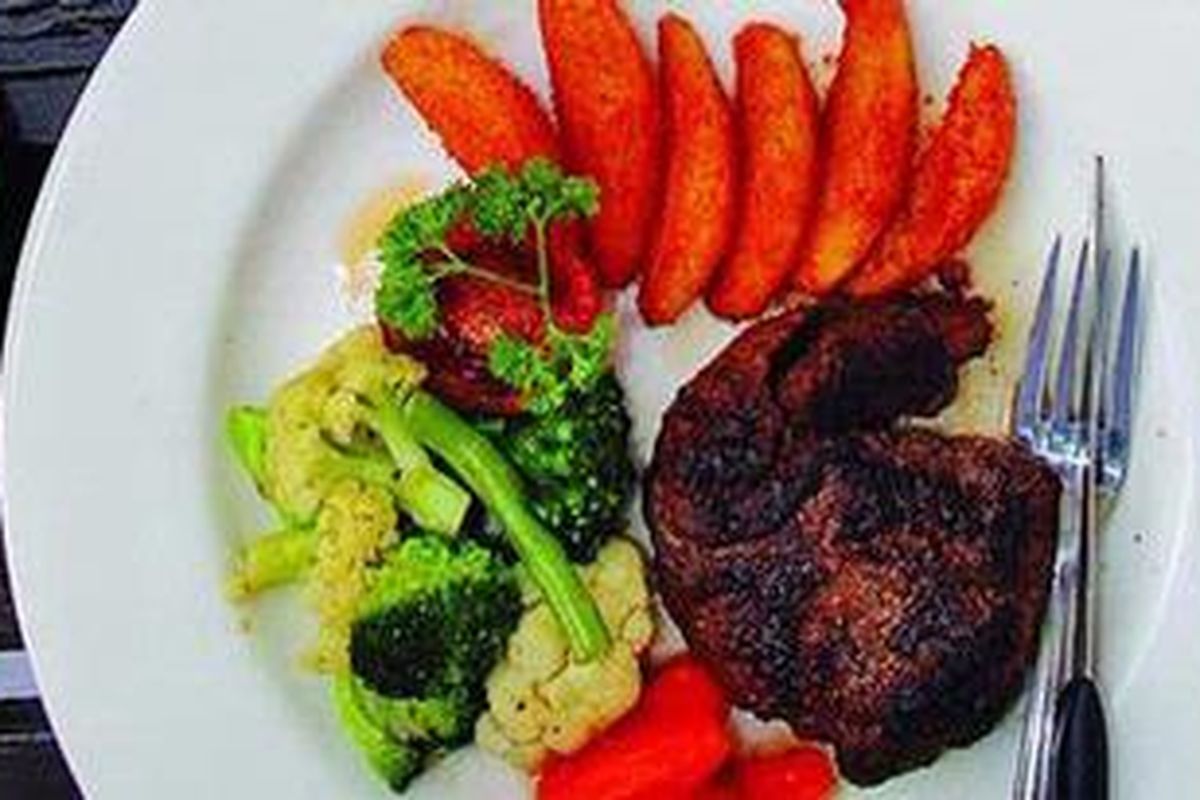 Beef steak tempo doeloe dan sop buntut di Puncak Pass Resort, Cianjur, Jawa Barat, Selasa (22/5/2012).