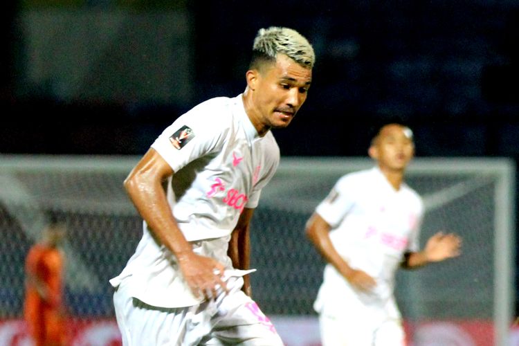 Pemain Persikabo 1973 Gustavo Tocantins dijaga ketat pemain muda PSM Makassar Ananda Raehan Alief saat pertandingan kedua babak penyisihan Grup D Piala Presiden 2022 yang berakhir dengan skor 0-1 di Stadion Kanjuruhan Kepanjen, Kabupaten Malang, Rabu (15/6/2022) sore.