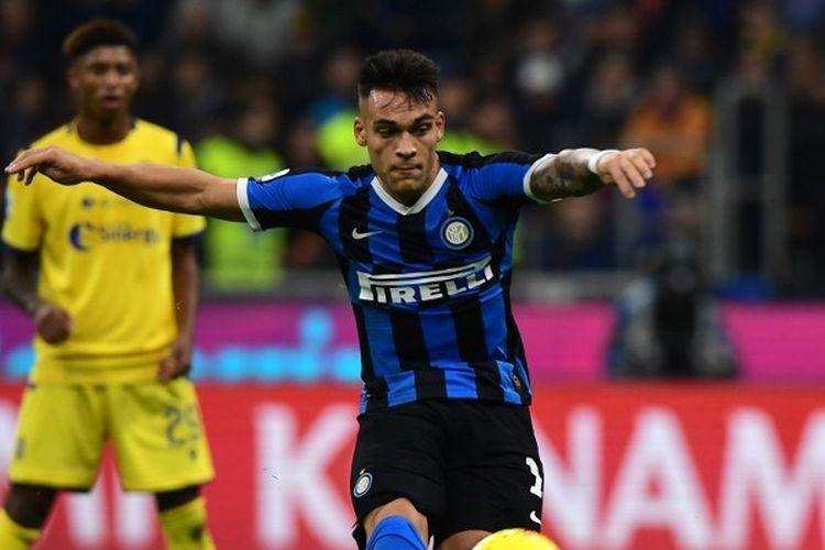 Penyerang Inter Milan, Lautaro Martinez (kiri) saat melepaskan tembakan ke gawang Hellas Verona pada laga pekan ke-12 Liga Italia di Stadion San Siro, 9 November 2019.