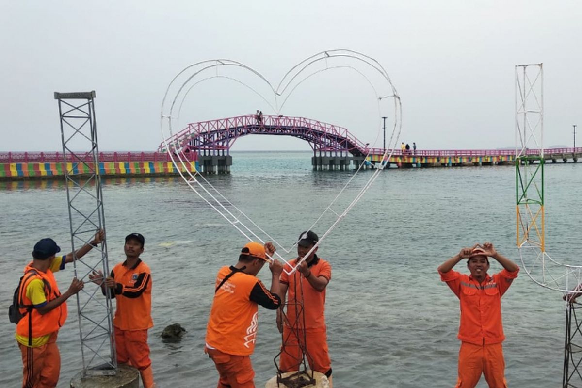 Petugas PPSU membangun ornamen di Pulau Tidung untuk menambah daya tarik wisata.