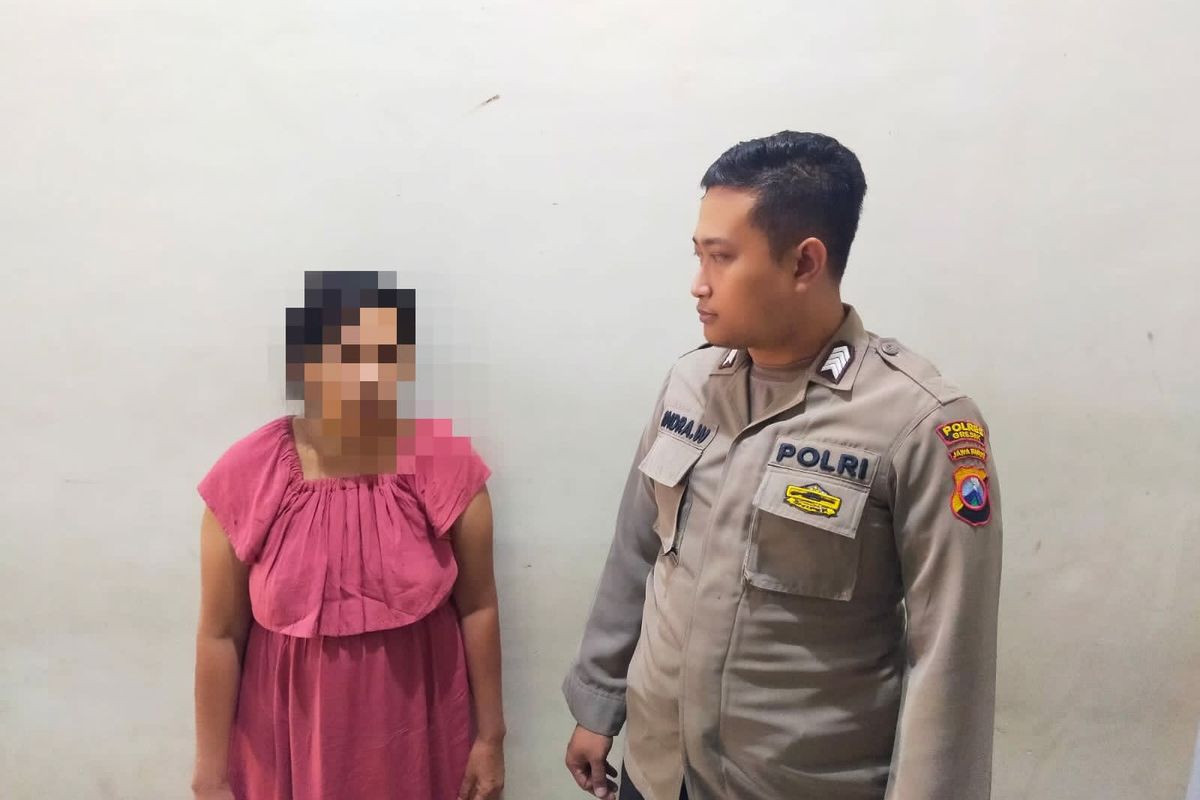 Polisi mengamankan H (kiri) muncikari yang juga pramusaji di salah satu warung kopi di Jalan Raya Kecamatan Kedamean, Gresik, Jawa Timur.