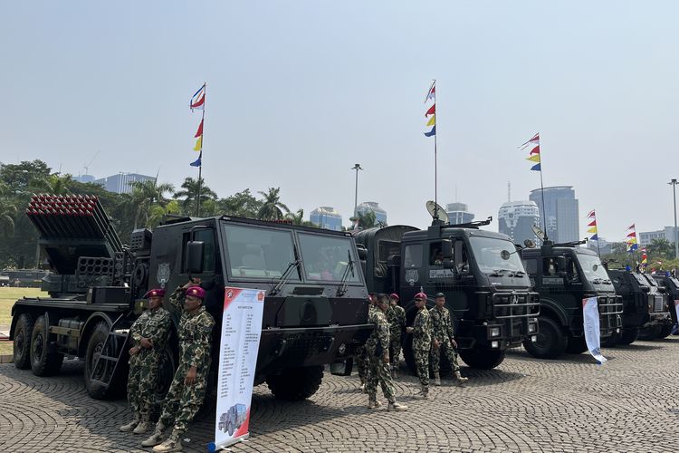 Alat peluncur roket milik Tentara Nasional Indonesia (TNI) dipamerkan di area Monumen Nasional (Monas), Jakarta Pusat, Minggu (24/9/2023).