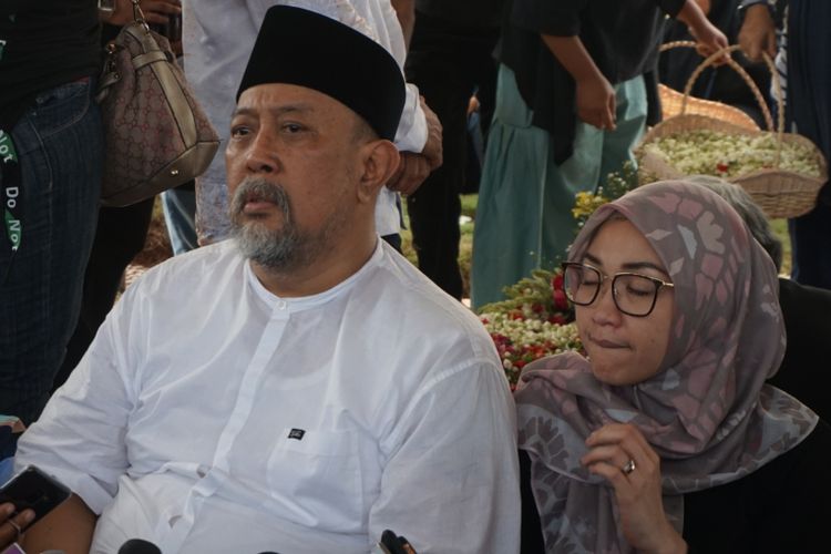 Indro Warkop didampingi putri keduanya Satya Paramita Hada Dwinita usai prosesi pemakaman Nita Octobijanthy di TPU Tanah Kusir, Jakarta Selatan, Rabu (10/10/2018).