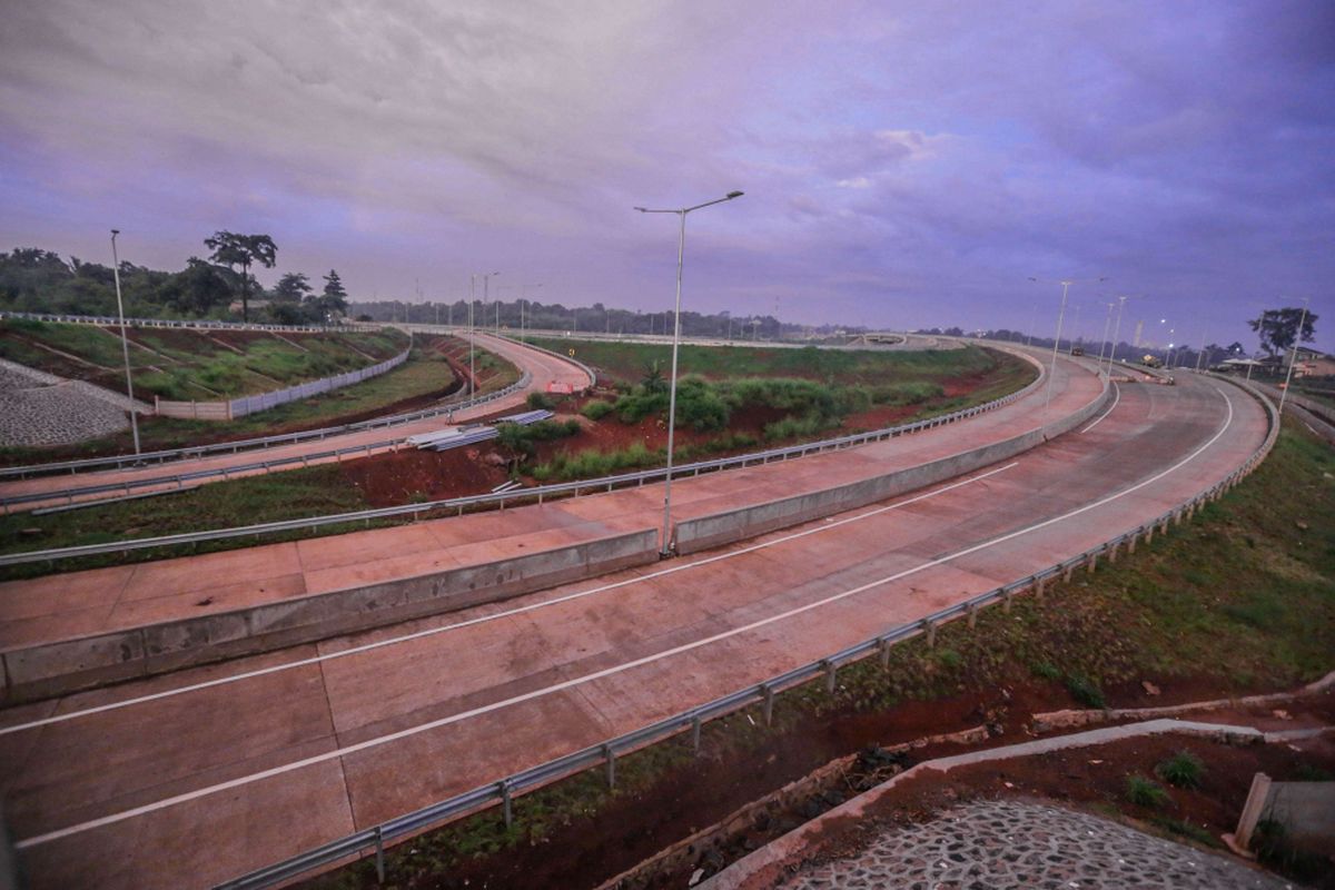 Bentuk fisik tol Cinere - Cengkareng atau Tol Jakarta Outer Ring Road II (JORR II) sesi ruas Serpong - Kunciran di Pondok Aren, Tangerang Selatan, Banten, Senin (11/02/2019). Tol yang rencananya akan mulai beroperasi pada pertengahan tahun 2019 ini diharapkan mampu memecah kemacetan yang kerap terjadi di ruas tol JORR 1 dan tol dalam kota.