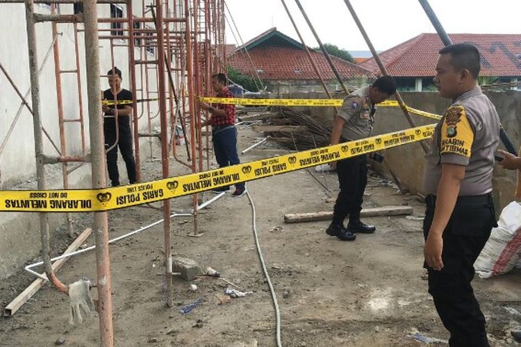 Seorang pekerja bangunan, Muhammad Uliel (26) tewas setelah terjatuh dari lantai dua proyek pembangunan Rumah Sakit Umum (RSU) Tangerang Selatan, Rabu (18/12/2019). 