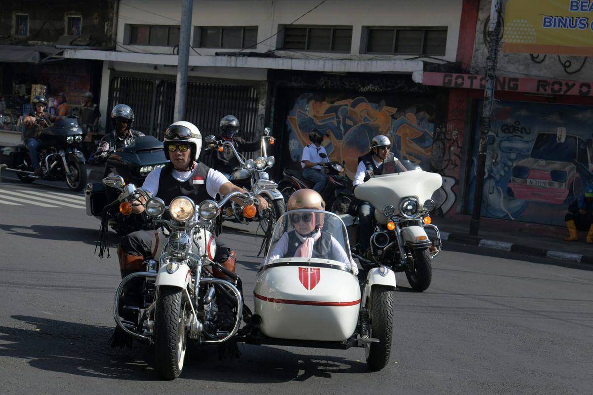 Gubernur Jawa Barat Ridwan Kamil membuka acara Bandung Bike Festival 2022 di Jalan Diponegoro, Kota Bandung, Sabtu (1/10/2022).

