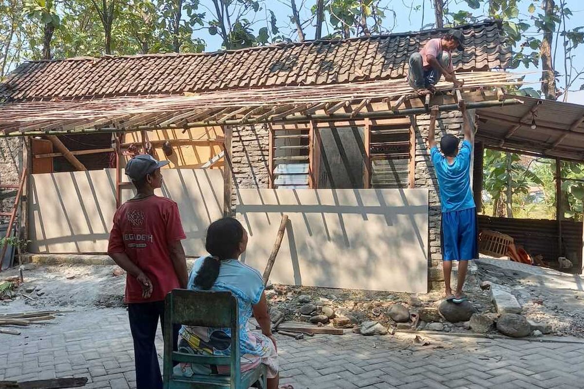 Rumah Pujiono, tukang tambal ban di Ngawi tiba tiba atap dan dinding rumahnya ambruk karena kondisinya yang sudah lapuk. Pekerjaan sebagi tukang tambal ban dengan penghasilan tak seberapa membuat Pujiono kesulitan melakuakn perbaikan rumahnya yang dibangun sejak tahun 2006 lalu.
