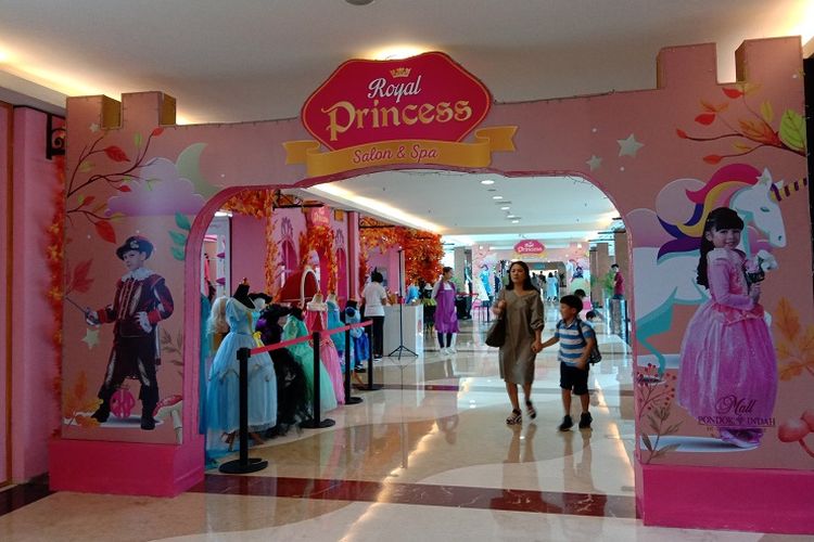 Anak-anak dapat mengunjungi Royal Princess untuk menghabiskan waktu liburan akhir pekan sembari merayakan natal dan tahun baru di Pondok Indah Mall, Jakarta, Senin (23/12/2019).