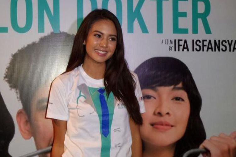 Artis peran  dan model Aurelie Moeremans ditemui usai acara press screening film Catatan Dodol Calon Dokter di Gandaria City, Jakarta Selatan, Rabu (12/10/2016).