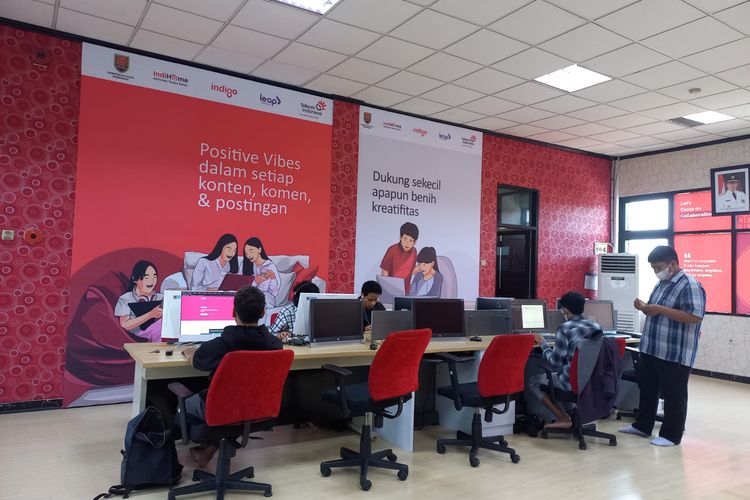 Beberapa anggota komunitas digital di Kota Semarang menggunakan fasilitas yang disediakan Indigospace SDK Semarang, Selasa (6/9/2022).