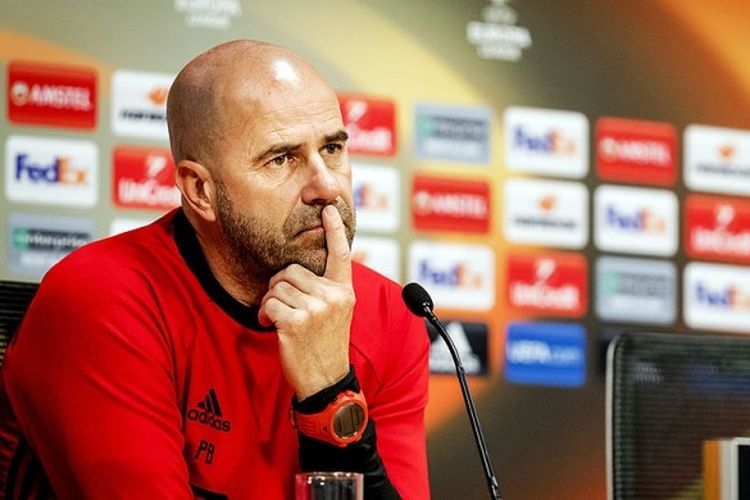 Pelatih Ajax Amsterdam, Peter Bosz, berbicara kepada media dalam konfrensi pers di Amsterdam, (18/5/2017), menjelang laga final Liga Europa melawan Manchester United di Stockholm, (24/5/2017).
