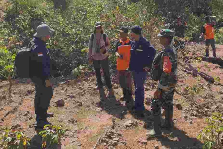 Tim PVMBG saat turun meneliti tanah retak di Bima, Jumat (9/6/2023).