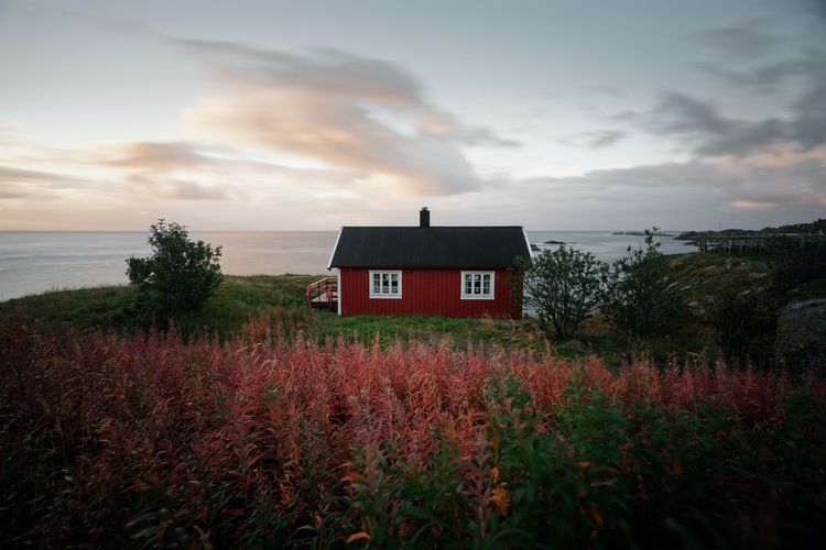 Sebuah rumah dekat dengan kawasan pedesaan Hamnøya di Nordland, Norwegia. Sebagian penduduk Norwegia merasakan kesejahteraan mentalnya lebih baik dengan menghabiskan waktu di luar ruangan.