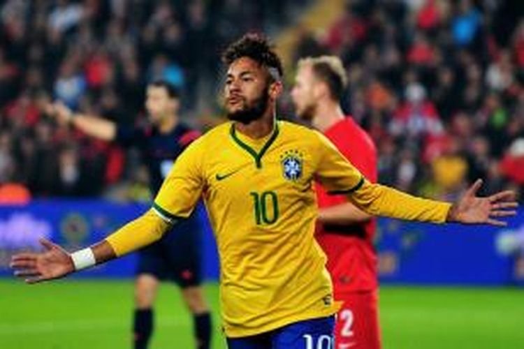 Penyerang Tim Nasional Brasil, Neymar, merayakan gol yang diciptakannya ke gawang Turki pada laga persahabatan, Rabu atau Kamis (13/11/2014) dini hari WIB. 