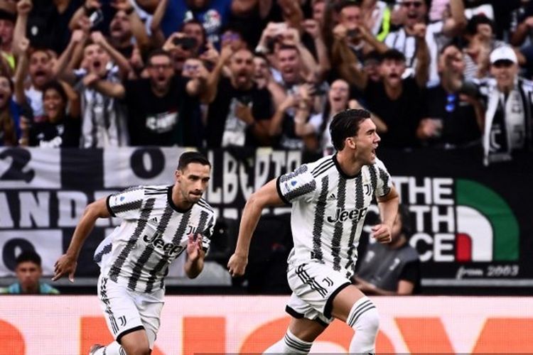 Striker Juventus Dusan Vlahovic (kanan) berselebrasi usai membobol gawang AS Roma pada laga pekan ketiga Liga Italia 2022-2023. Duel Juventus vs AS Roma digelar di Stadion Allianz, Sabtu (27/8/2022) malam WIB. Kini, Juventus akan menghadapi Spezia. Laga Juventus vs Spezia akan digelar pada Kamis, 1 September 2022, dini hari WIB.