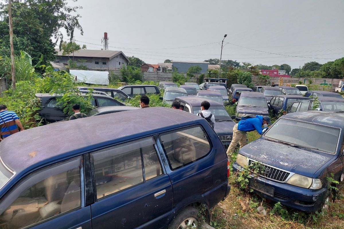 Kuburan mobil yang terletak di belakang kantor Dinas Perhubungan (Dishub) Kota Tangerang. Foto ini diambil pada Senin (11/10/2021) sore..