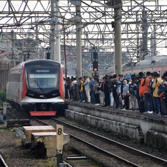 Sejumlah penumpang antre menunggu kedatangan KRL Commuter Line saat hari pertama kerja pascalibur Lebaran di Stasiun Bogor, Jawa Barat, Senin (30/3/2026). Kepadatan penumpang KRL Commuter Line terjadi di Stasiun Bogor dengan didominasi para pekerja yang kembali ke rutinitas setelah menjalani libur Lebaran. 
