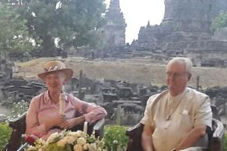 Ratu Denmark Margrethe II dan Pangeran Hendrik saat jumpa pers di kompleks Candi Prambanan