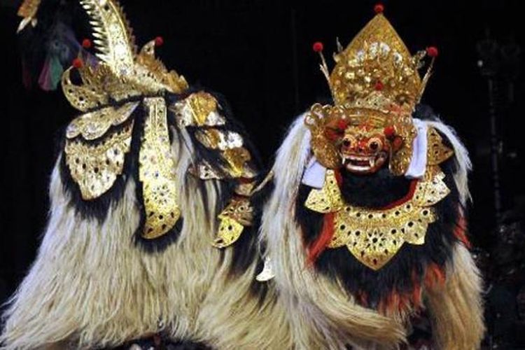 Kontingen Bali menampilkan Tari Barong Ket saat pentas penutupan Festival Seni Sakral Keagamaan Hindu di Institut Seni Indonesia (ISI) Surakarta di Solo, Jawa Tengah, Kamis (17/6/2010) malam. Tari Barong dibawakan oleh dua orang juru saluk menggambarkan pertarungan tiada akhir antara kebajikan dan keburukan.