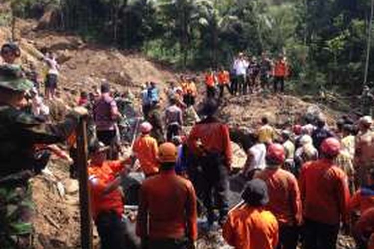 Gubernur Jateng Ganjar Pranowo memberikan suntikan semangat tim evakuasi untuk terus mencari tiga korban masih belum ditemukan hingga Kamis (23/6/2016) ini.p