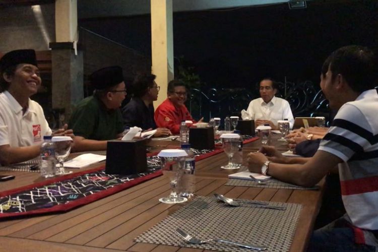 Suasana makan malam Presiden Joko Widodo dengan sembilan orang Sekjen parpol pendukung di Grand Garden Resto, Kebun Raya Bogor, Selasa (31/7/2018).