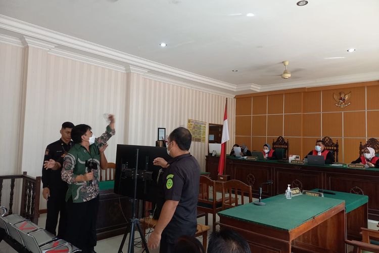 Penggugat dua oknum hakim di PN Samarinda, Hanry Sulistio saat keluar dari ruang sidang di Pengadilan Negeri (PN) Samarinda, pada Rabu (12/10/2022) siang. 