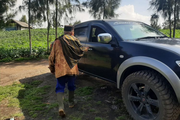 Mbah Kerto, miliarder asal Desa Ranupane, Kecamatan Senduro, Kabupaten Lumajang, Jawa Timur, saat menuju mobilnya, Jumat (1/7/2022)