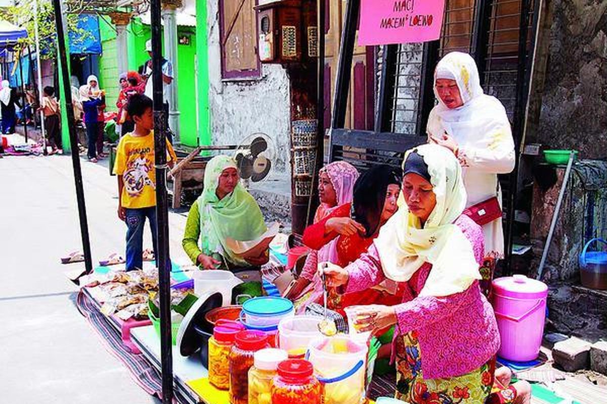 Kawasan Kampung Kemasan di Jalan Ny Ageng Arem-arem Gresik, Jawa Timur, pekan lalu disulap menjadi tempat jualan penganan tempo dulu khas Gresik, seperti arang-arang kembang, karak gado, dan endok lumpur. Kegiatan ini merupakan bagian dari Temu Pusaka Indonesia dan kunjungan ke Gresik.
