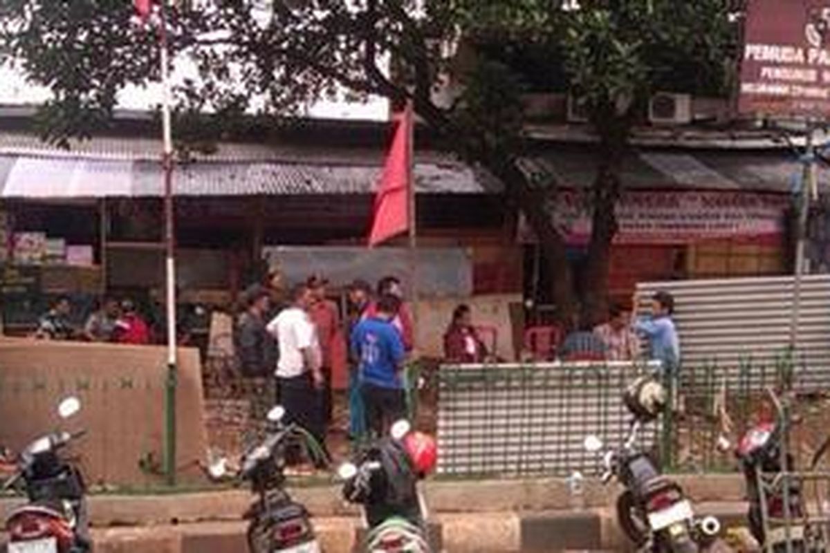 Dua pos organisasi masyarakat Forum Betawi Rempug (FBR) dan Pemuda Pancasila (PP) di Jl. Basuki Rachmat, kawasan pasar Gembrong, RW 01 Kelurahan Cipinang Besar Utara, Kecamatan Jatinegara, Jakarta Timur dirusak oleh pihak tak dikenal, Selasa (14/2/2012) dini hari.