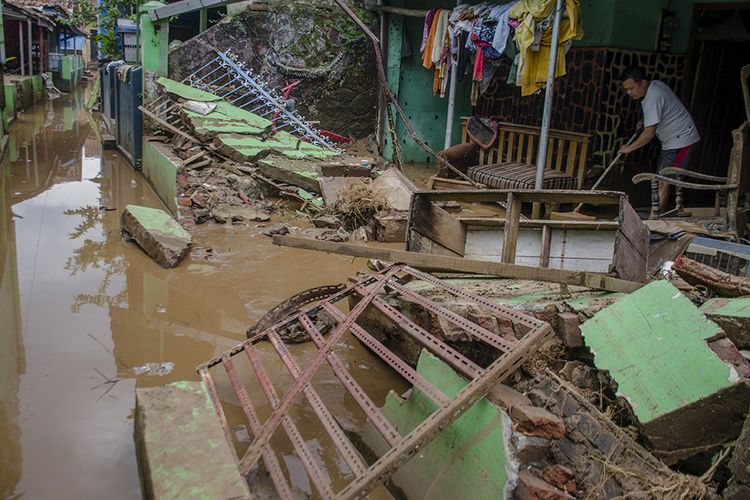 Warga membersihkan rumah yang rusak akibat terendam banjir di Rancaekek, Kabupaten Bandung, Jawa Barat, Sabtu (29/2/2020). Sedikitnya 240 unit rumah warga mengalami rusak berat dan ringan dan ribuan warga terdampak  akibat terendam banjir luapan sungai Citarik dan Sungai Cikeruh pada Jumat (28/2/2020) lalu.