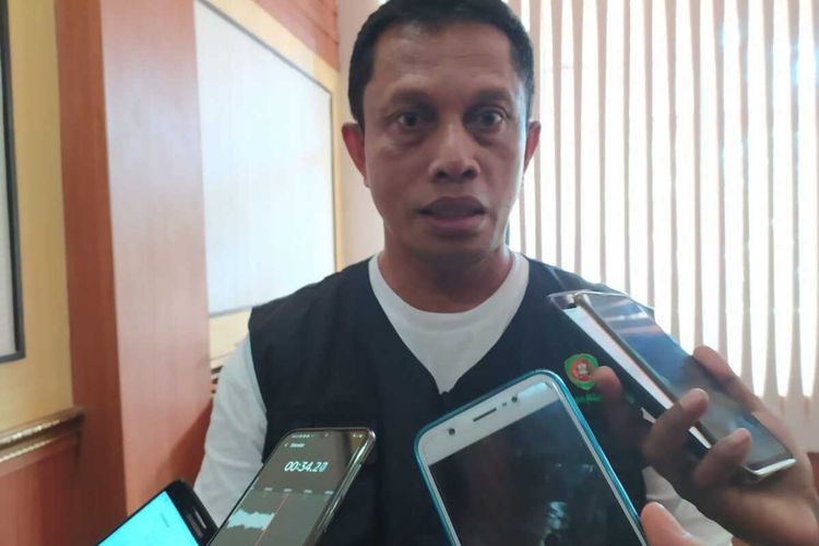 Pelaksana tugas Dinas Lingkungan Hidup Provinsi Maluku, Roy Siauta