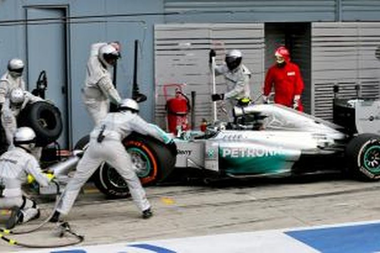 Pebalap Mercedes asal Jerman, Nico Rosberg, melakukan pit stop saat membalap di Sirkuit Monza pada GP Italia, Minggu (7/9/2014).
