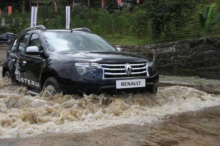 Renault Duster 4X4 saat menerabas genangan air yang cukup tinggi.