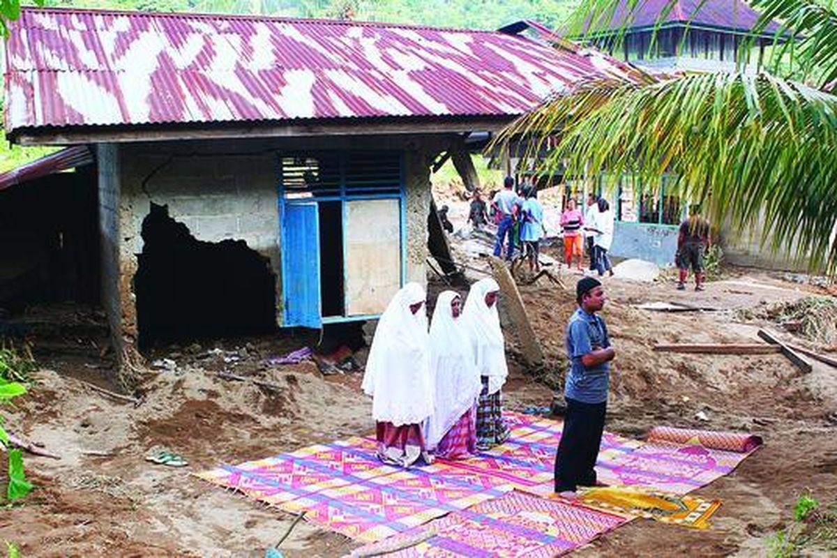 Bangunan di Kelurahan Batu Busuk, Padang, Sumatera Barat, rusak diterjang banjir bandang, Selasa (24/7) petang. Selain menghancurkan rumah warga, banjir itu juga menghancurkan rumah ibadah, jembatan, dan sebagian sawah.