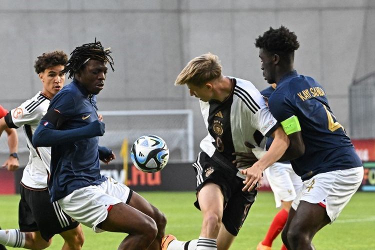 Aksi Bastien Meupiyou (kiri) dan Kayi Sanda (kanan) dalam laga final Euro U17 2023 antara Jerman vs Perancis di Stadion Nandor Hidegkuti, Budapest, Hongaria, 2 Juni 2023.