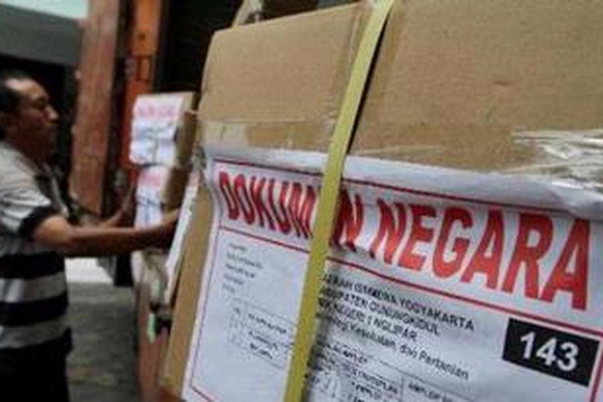 Petugas menurunkan soal-soal Ujian Nasional tingkat SMA/SMK dari truk pengangkut di Kota Yogyakarta, DI Yogyakarta, Jumat (13/4/2012).