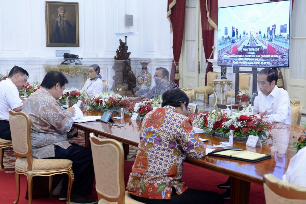 Presiden Joko Widodo dan sejumlah menteri Kabinet Indonesia Maju tertangkap kamera tak menggunakan masker saat rapat terbatas di Istana Negara, Jakarta, Senin (3/8/2020). 