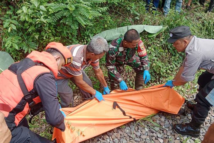 Polisi melakukan evakuasi terhadap jenazah Yanto (37) yang tewas usai diserempet kereta api yang melintas di di KM 241+0/3 Dusun VII Air Aman Desa Lubuk Batang Lama, Kecamatan Lubuk Batang, Kabupaten OKU, Rabu (3/1/2024).